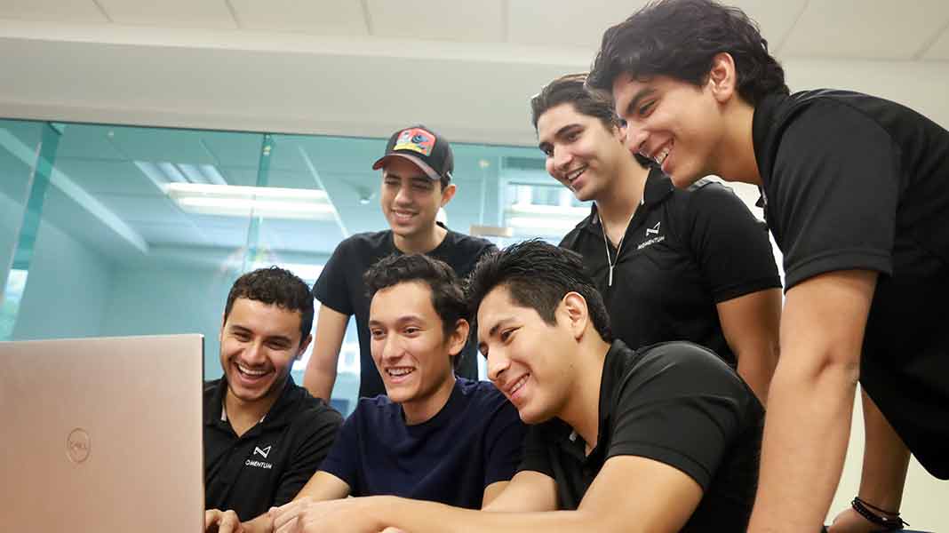 Tecnología aeroespacial es diseñada en el Tec Guadalajara, grupo estudiantil crea cohete para concursar en certamen.