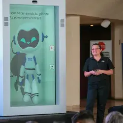 Holograma Tecbot at AI Day