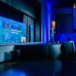 Agustín Hernández Castro, director general del Tec de Monterrey campus Laguna presenta el Informe Anual 2024 en un escenario